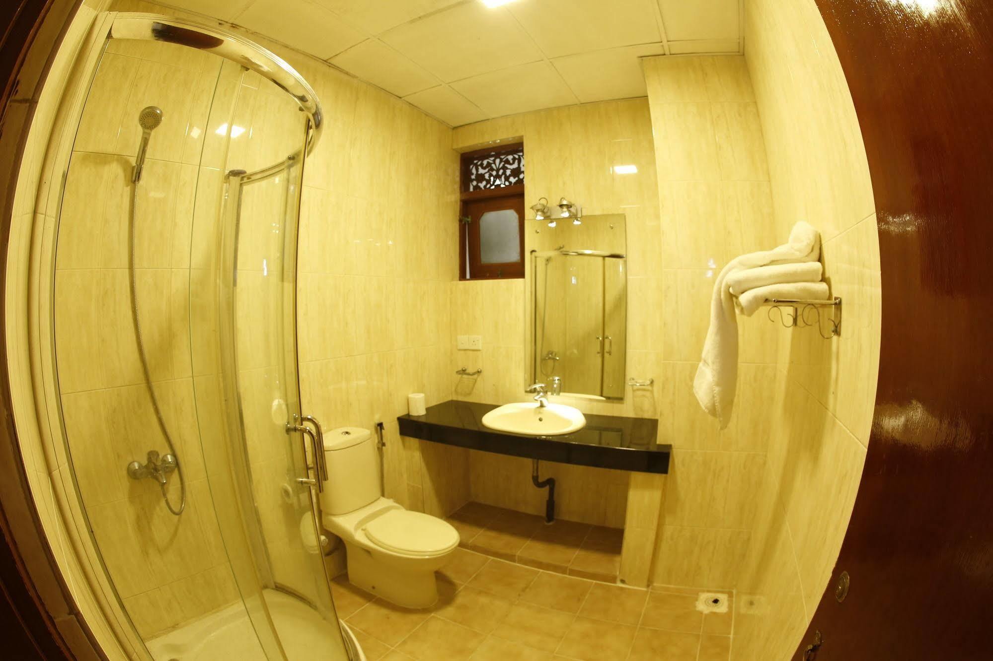 The Reef Beach Hotel Negombo Esterno foto