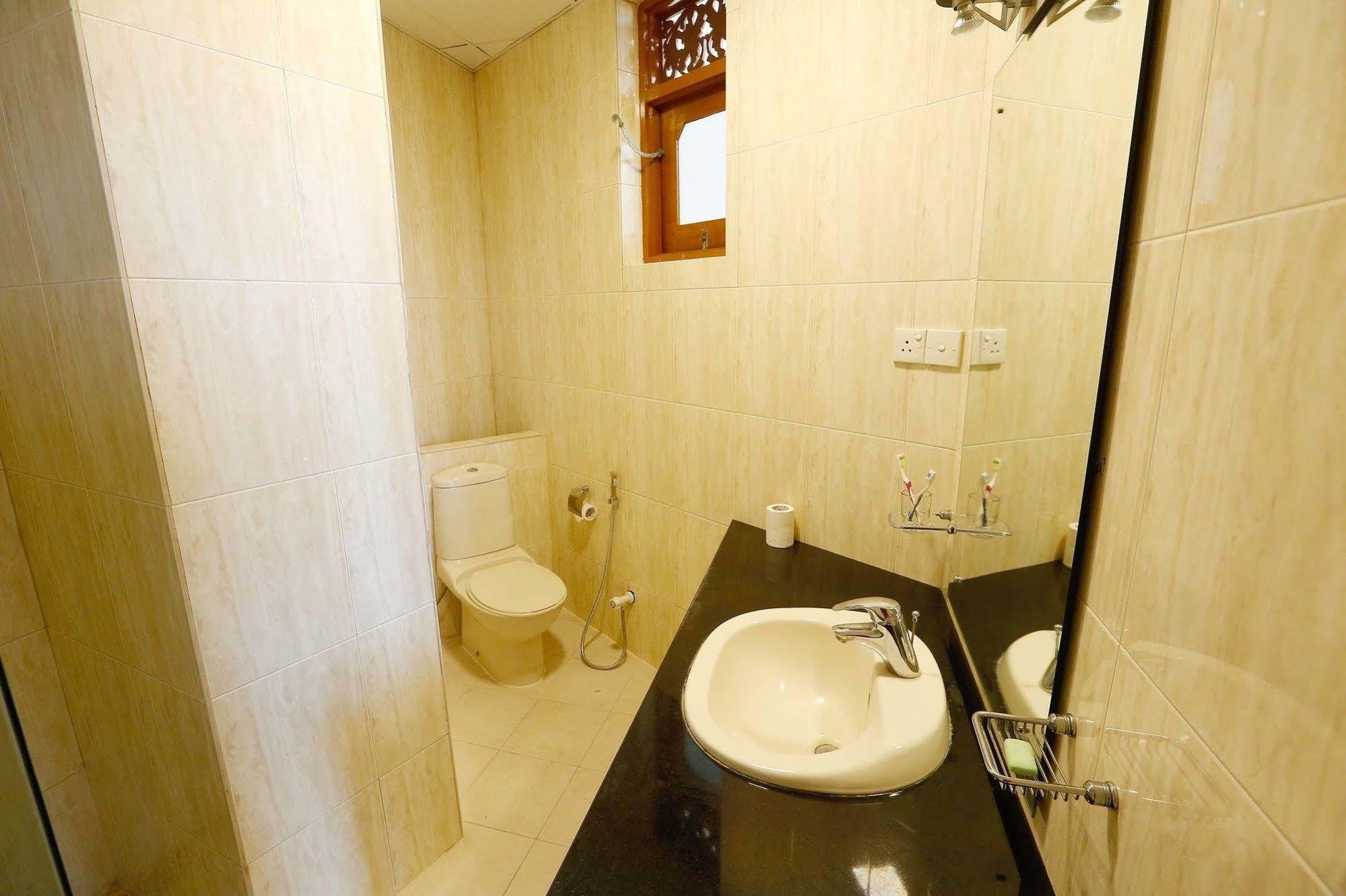 The Reef Beach Hotel Negombo Esterno foto