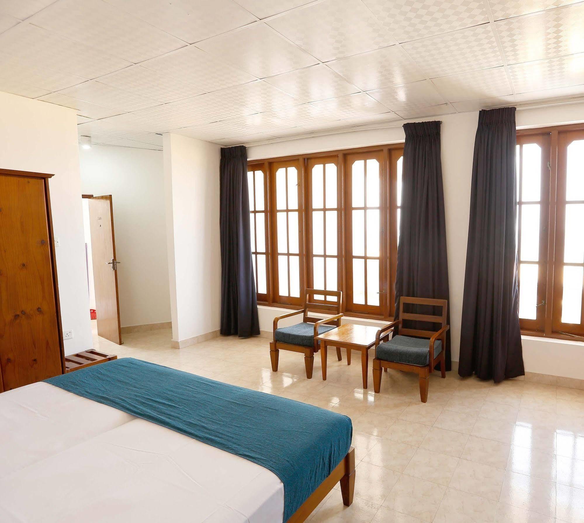 The Reef Beach Hotel Negombo Esterno foto