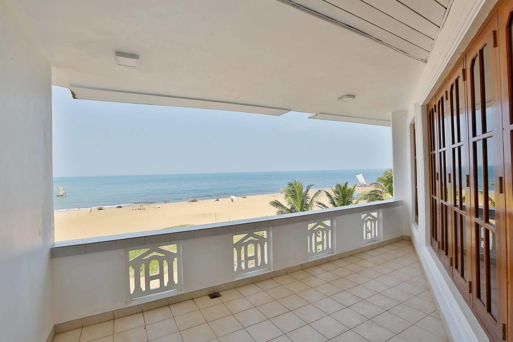The Reef Beach Hotel Negombo Esterno foto