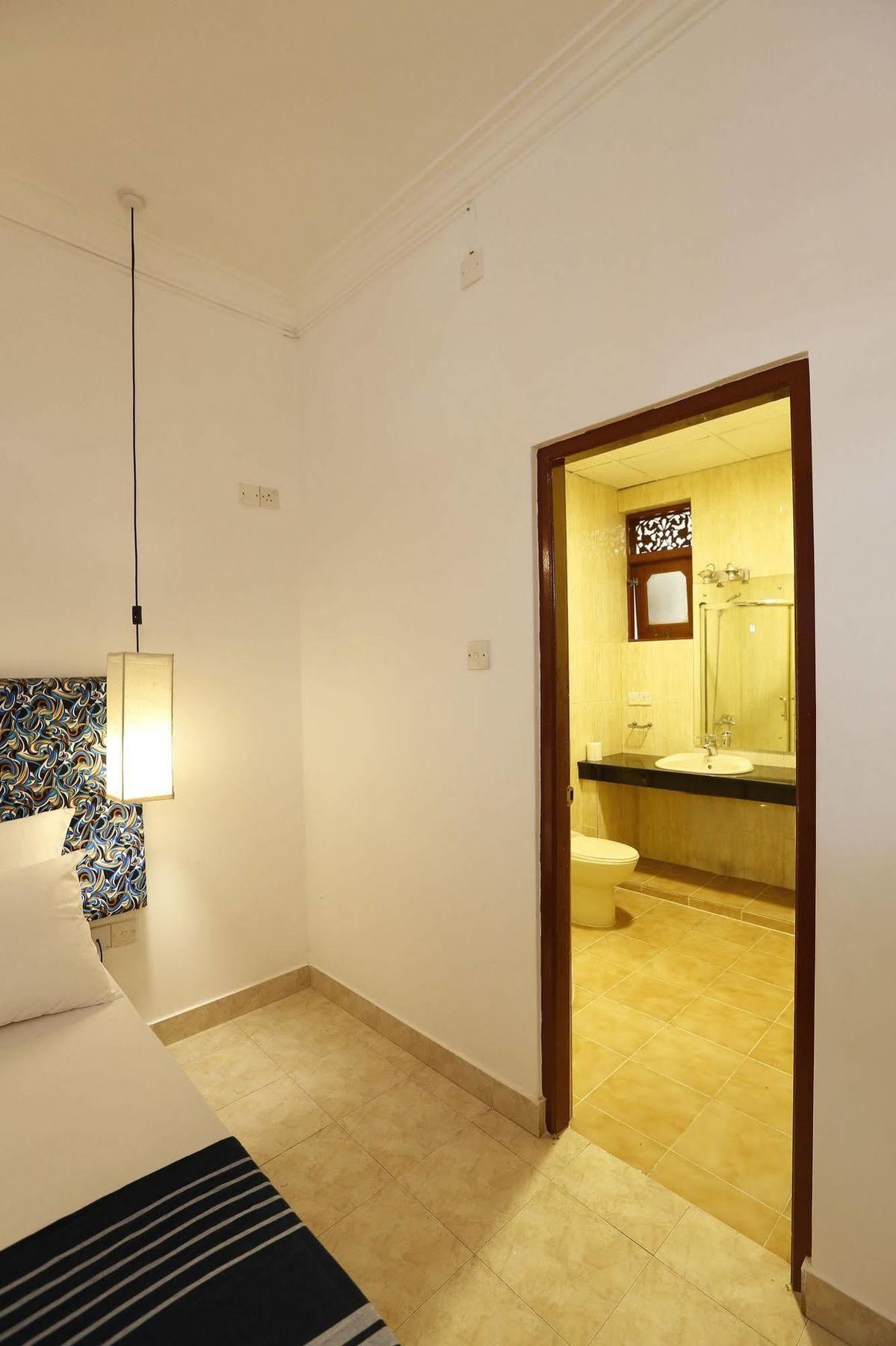 The Reef Beach Hotel Negombo Esterno foto