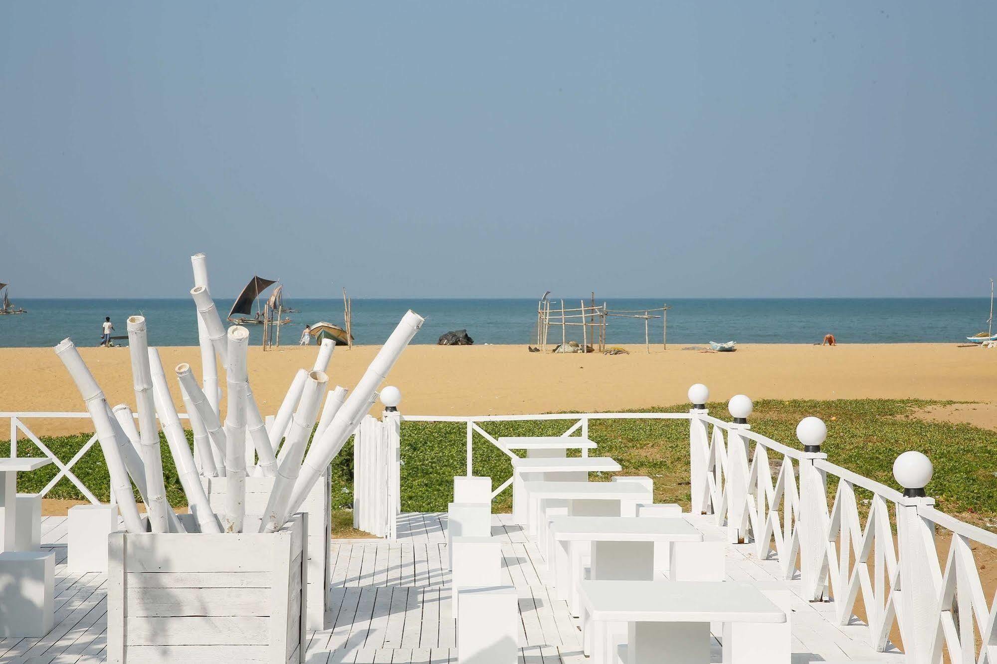 The Reef Beach Hotel Negombo Esterno foto