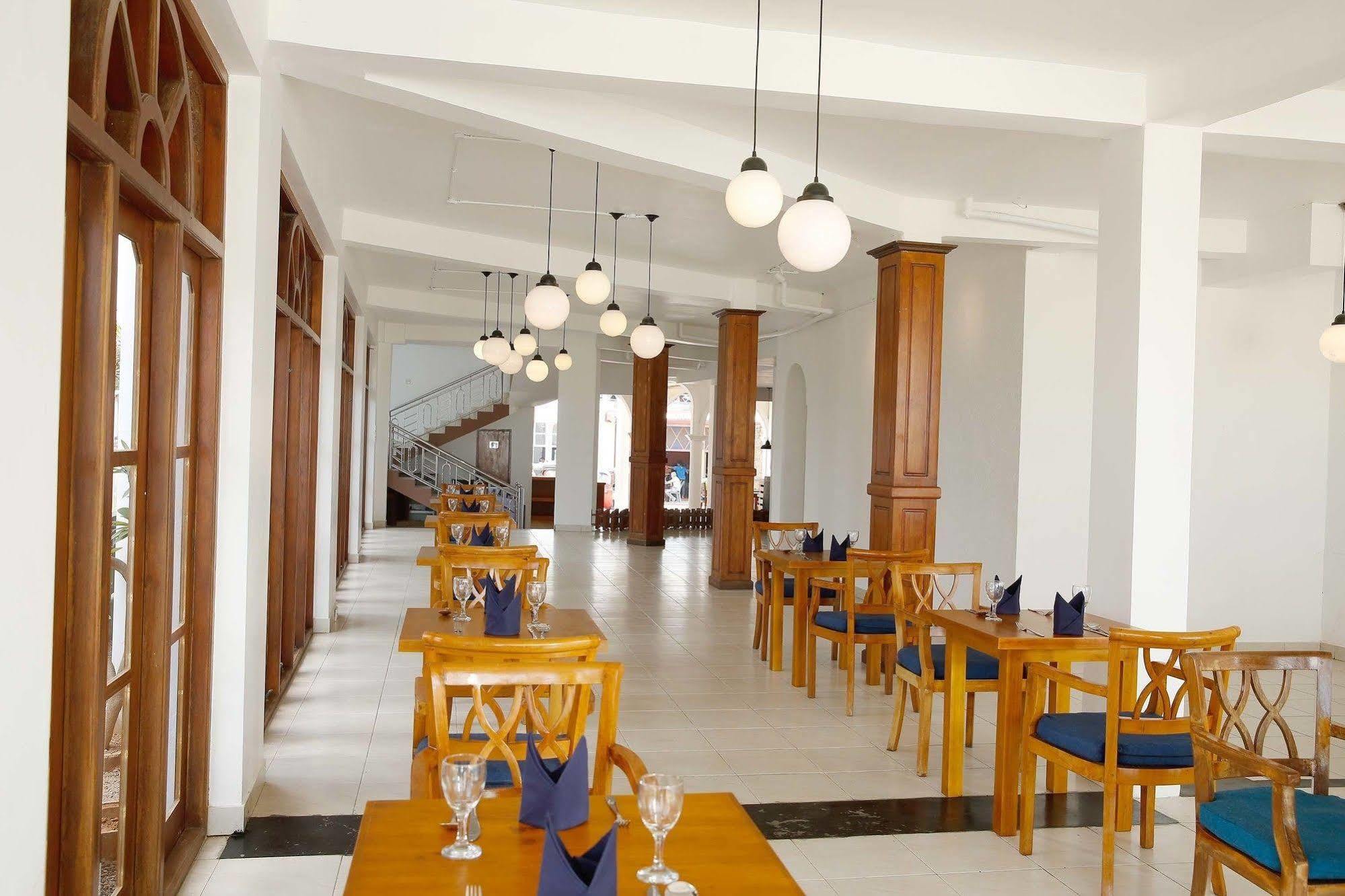 The Reef Beach Hotel Negombo Esterno foto